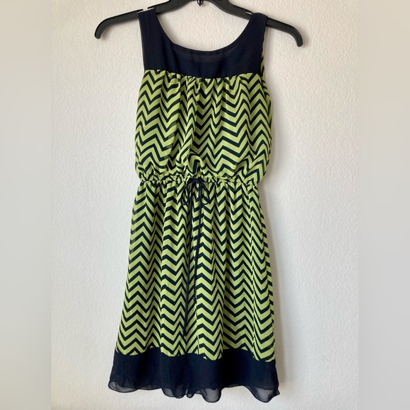 ENFOCUS Neon Green and Navy Blue chevron print sleeveless dress with drawstring - Picture 1 of 3